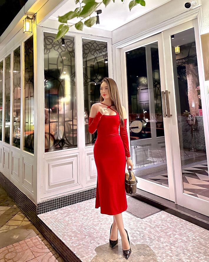 Chẳng những vậy, cô nàng còn ghi điểm với cách phối đồ khéo léo, tinh tế.