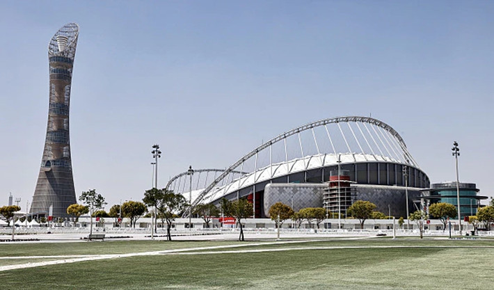 Sân Khalifa được xây dựng vào năm 1976 từng đăng cai các sự kiện lớn như Asian Games, Arabian Gulf Cup và AFC Asian Cup. Sân có sức chứa 45.416 người. Trận đấu đầu tiên ở sân sẽ diễn ra vào ngày 21-11 giữa Anh và Iran.