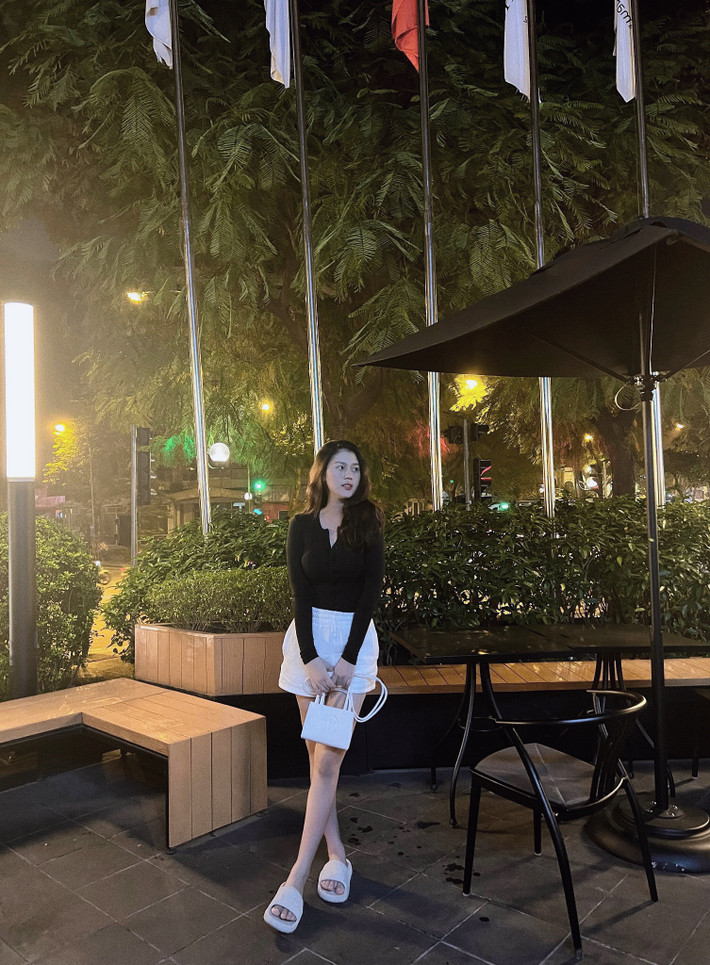 Nhan sắc của bà mẹ 1 con khiến nhiều người ấn tượng bởi dù mới sinh nhưng cô nàng về dáng rất nhanh, thân hình thon thả, gọn gàng.