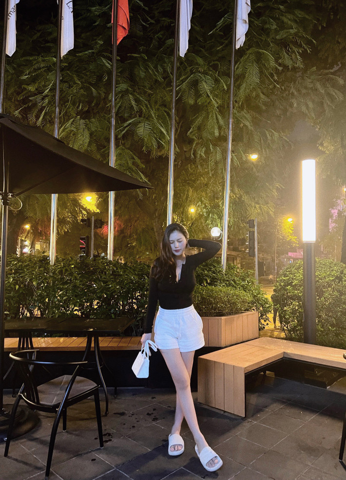 Có thể nói, Tố Uyên chính là minh chứng rõ ràng nhất cho câu nói “gái một con trông mòn con mắt”.