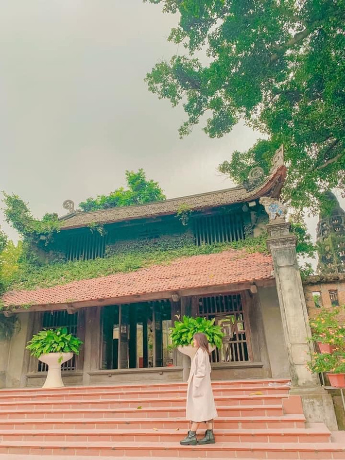 Chỉ cần đi qua cánh cửa làng, thì một vùng quê thanh tịnh như trong những phim cổ tích xưa với “cây đa, giếng nước, sân đình”. Ảnh: Nữ Hoàng