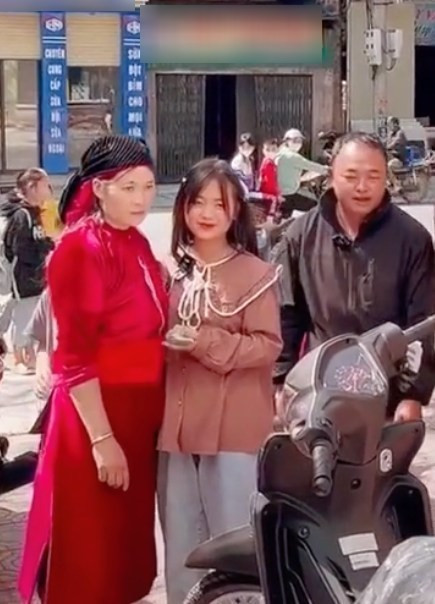 Qua những clip Phúng Phính đăng tải, có thể thấy công việc người mẫu độc quyền đã đem đến cho cô bé một khoản thu nhập không nhỏ.
