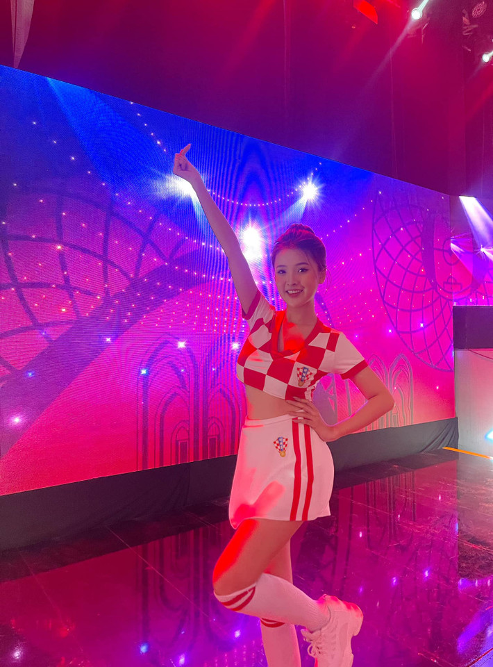 Khoác áo đội tuyển Croatia để cổ vũ trong chương trình Nóng cùng World Cup 2022, Hồng Trang được mọi người yêu mến nhờ vẻ ngoài đáng yêu và quyến rũ.