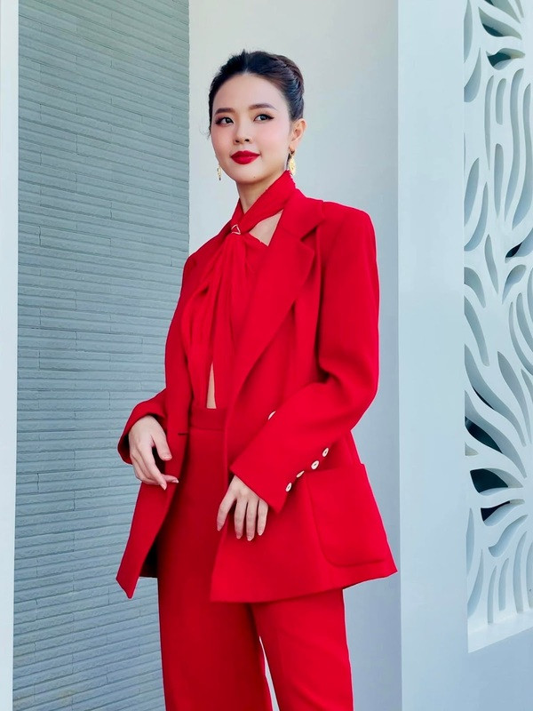 Hot girl Midu thời gian qua bỗng xuất hiện với những hình ảnh "đốn tim" người nhìn trong bộ trang phục cắt xẻ táo bạo cùng hình xăm nho nhỏ trên người khiến độc giả nảy ra tranh cãi dữ dội. Thậm chí, nhiều người quá khích còn để lại những bình luận không hay về cô nàng.