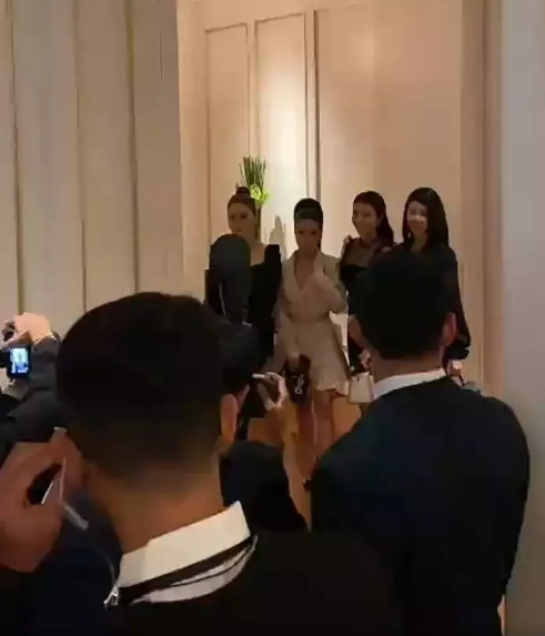 Tuy nhiên, nhiều cư dân mạng lại thắc mắc không thấy Đoàn Di Băng tươi cười vui vẻ như mọi ngày.