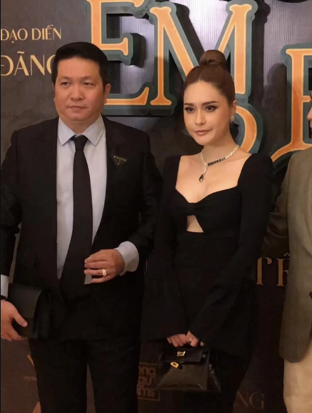Thậm chí, có nhiều tài khoản cà khịa cô không dám cười vì sợ để lộ nét vừa già vừa xấu.