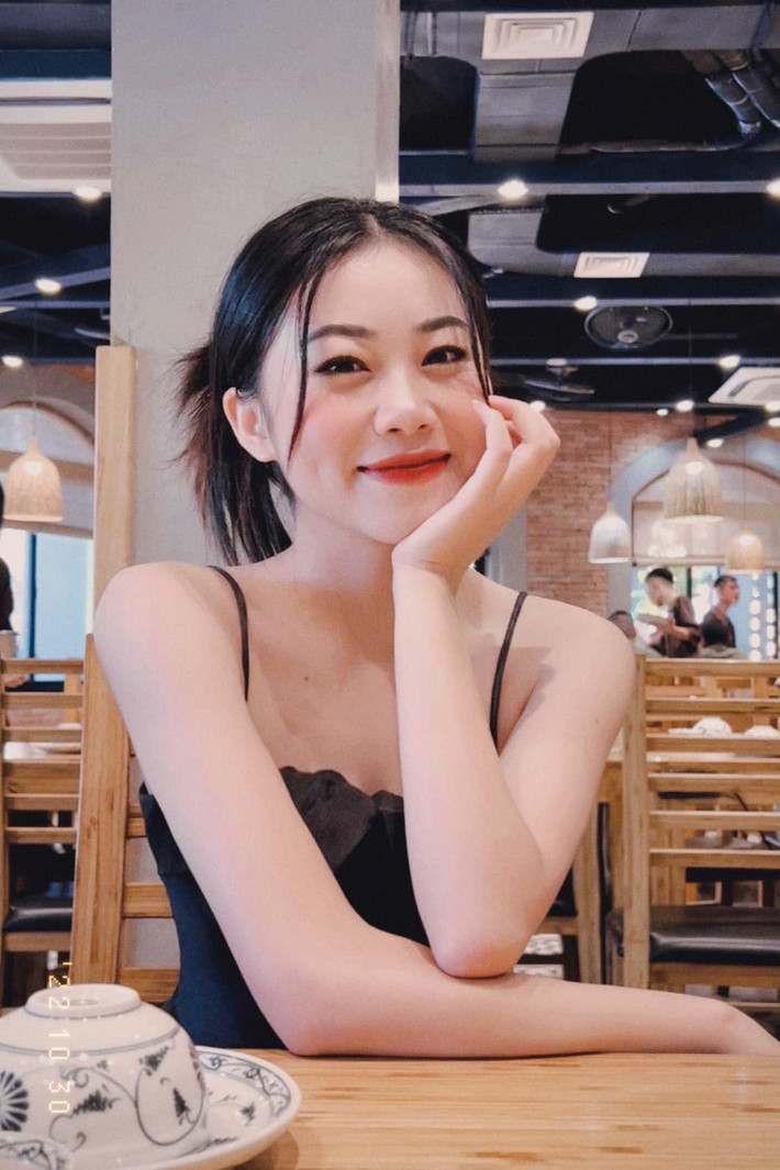 Hòa Bình chọn phong cách thời trang lịch sự, thanh lịch và rất khó để có thể tìm thấy một tấm ảnh cô diện những bộ cánh quyến rũ.
