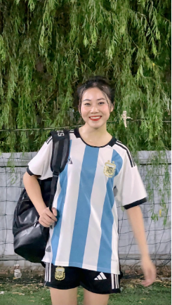 Khác với nhiều người đẹp khác trong chương trình Nóng cùng World Cup 2022, Hòa Bình không chỉ yêu bóng đá mà còn có thể thi đấu môn thể thao này.