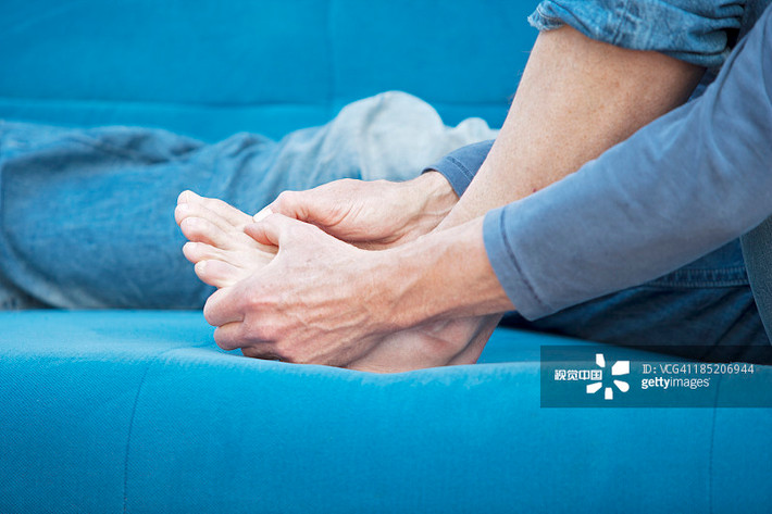 Gout (Đông y gọi là Thống phong) là bệnh lý rối loạn chuyển hóa purin làm tăng Acid uric máu quá cao. Khi vượt quá khả năng hòa tan, acid uric lắng đọng tinh thế muối Urat trong khớp dẫn đến đau khớp cấp tính. Ảnh: vcg.