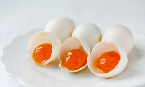 Trứng: nếu tính thực phẩm chứa hàm lượng cholesterol cao đầu tiên phải kể đến là trứng. Nếu chọn trứng làm bữa ăn sáng, bạn đã dung nạp 213 mg cholesterol cho cơ thể. Vì vậy, bạn cần cân nhắc hoặc nên đổi thành món ngũ cốc thô, rau xanh và hoa quả. Ảnh: