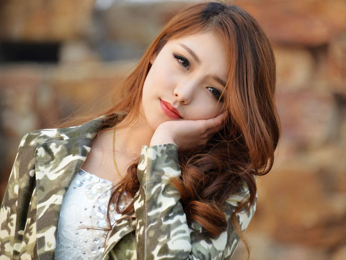 Ngoài mặt thẩm mỹ ra, những vết sẹo lớn có ảnh hưởng gì đến cuộc sống của bạn? Một cuộc thí nghiệm nhỏ đã được thực hiện trên 10 tình nguyện viên. Họ được các chuyên gia trang điểm tạo nên những vết sẹo xấu trông như thật bên mặt trái của họ. Ảnh: baidu.