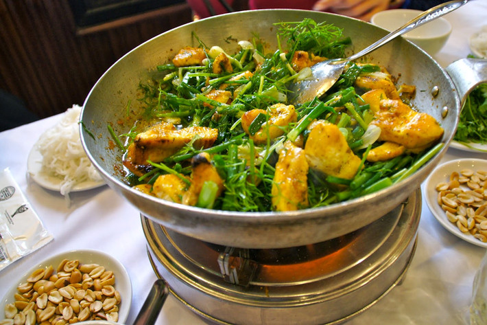 Chả cá: Đặc sản của Hà Nội này gồm cá rán giòn, thấm đẫm nước sốt, ăn cùng hành tươi, thì là và bún. Ảnh: Drift Backpackers Hostel.