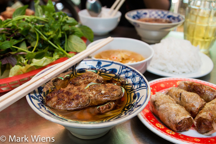 Bún chả: Cựu tổng thống Obama đã cùng đầu bếp Bourdain thưởng thức món bún chả ở Hà Nội và hết lời khen ngợi. Tuy nhiên, từ lâu món ăn này đã được các du khách nước ngoài đến Việt Nam yêu thích. Ảnh: Migrationology.