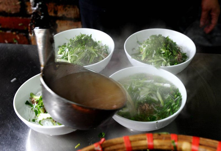 Phở: Đây là một trong những món ăn dân dã của nhiều người Việt nhưng được du khách nước ngoài yêu thích nhất khi tới Việt Nam. Tờ Business Insider còn xem việc ăn phở ở Hà Nội là một trải nghiệm du lịch phải thử trong đời. Ảnh: Eater.