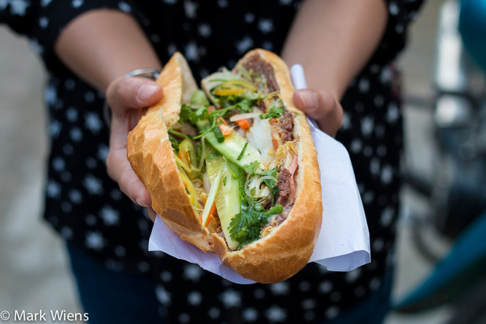 Bánh mì có lớp vỏ giòn, phần nhân phong phú. Bất cứ ai cũng có thể tìm được một loại bánh mì phù hợp với khẩu vị của mình. Ảnh: Migrationology.