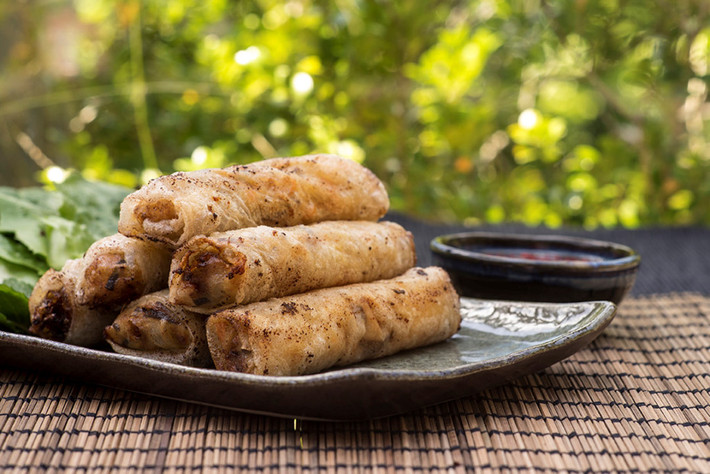 Nem rán (chả giò): Bánh đa nem được bọc ngoài nhân từ trứng, thịt xay, mộc nhĩ, giá, hành... sau đó đem rán giòn, chấm nước mắm đủ vị. Ảnh: The Gravy.