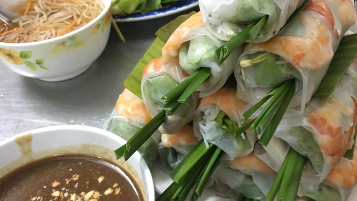 Gỏi cuốn (nem cuốn): Lớp bánh tráng mỏng được cuốn ngoài rau thơm, tôm, thịt, sau đó chấm với nước mắm chua ngọt. Phiên bản miền Nam có thịt lợn, chuối xanh, khế và chấm sốt đậu phộng. Ảnh: CNN.