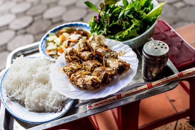 Bún chả gồm bún sợi nhỏ, thịt nướng trên than hoa, nem rán, ăn cùng nước mắm chua ngọt và các loại rau sống. Ảnh: NYTimes.