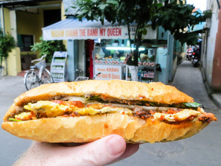 Bánh mì: Bánh mì là một ví dụ điển hình về đặc trưng của ẩm thực Việt Nam. Đó là sự pha trộn và kết hợp hài hòa của các loại nguyên liệu, gia vị và những nền văn hóa. Ảnh: Backpackme.