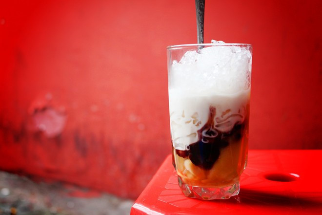Chè: Món tráng miệng ngọt ngào này có số lượng nguyên liệu tùy thuộc theo sở thích của người ăn. Bạn có thể chọn đỗ xanh, đỗ đen, thạch, hoa quả... thêm cốt dừa và đá xay, vậy là đã có một ly chè ngon tuyệt và mát mẻ. Ảnh: Zing.