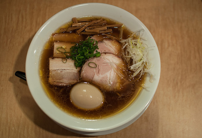 Tuy nhiên, Tokyo không chỉ nổi bật với những món ăn sang trọng, đắt tiền. Đến đây, bạn có thể thử món mì ramen truyền thống với nước canh có hành tây cắt nhỏ cùng rong biển hay thịt lợn. Một bát mỳ ramen Michelin tại Tsuta và Nakiryu có giá khoảng 160.000 đồng. Tuy nhiên, vì giá rẻ và nổi tiếng nên thực khách tới đây cần kiên nhẫn xếp hàng và chờ đợi. Ảnh: Ramenadventure.