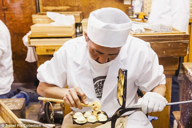 Ngoài những món ăn Nhật Bản, đến Tokyo, du khách còn có cơ hội thưởng thức những món ăn nổi tiếng của Pháp. Shuzo Kishida từng là học trò của đầu bếp nổi tiếng Pascal Barbot ở nhà hàng L'Astrance, Paris, đã đưa hương vị riêng vào những món ăn Pháp nổi tiếng tại nhà hàng Quintessence. Trong khi Joel Robuchon - một trong những đầu bếp quốc tế đầu tiên trên thế giới - phục vụ các món ăn Pháp tại nhà hàng Chateau Joel Robuchon ở Yebisu Garden Place. Ảnh: Dailymail.