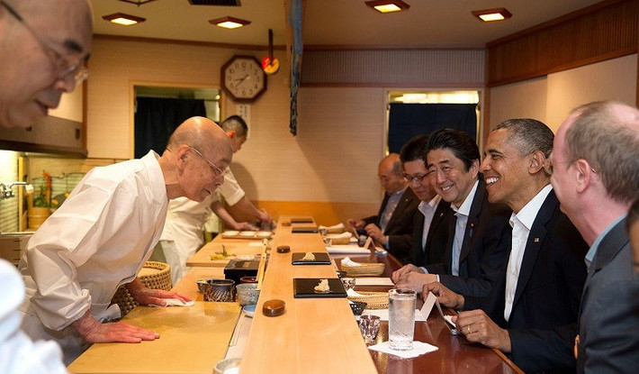 Nói đến ẩm thực Nhật Bản, nhất định không thể bỏ qua món sushi, món ăn tiêu biểu cho ẩm thực xứ sở mặt trời mọc. Sukiyabashi Jiro và Kanda là 2 nhà hàng sushi 3 sao nổi tiếng ở Tokyo. Đầu bếp Jiro Ono, sở hữu nhà hàng Sukiyabashi Jiro hàng đầu thế giới, từng đón tiếp cực Tổng thống Mỹ Barack Obama. Trong khi đó, đầu bếp Hiroyuki Kanda, là bậc thầy về sự hoàn hảo và đơn giản là chủ nhà Kanda chỉ có duy nhất một bàn với 8 chỗ ngồi. Ảnh: Travelblogexpedia.