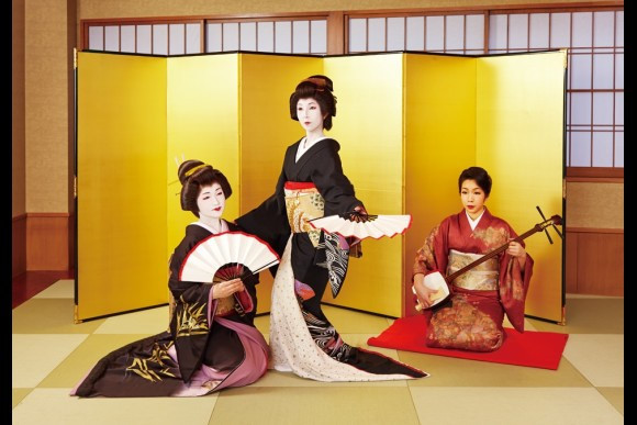 Ở Nhật, Geisha và thức ăn ngon luôn đi cùng nhau. Những Geisha truyền thống thường đàn, hát trong những bữa tiệc lớn được tổ chức tại ryotei, những nhà hàng Nhật Bản truyền thống. Ảnh: Govoyagin.