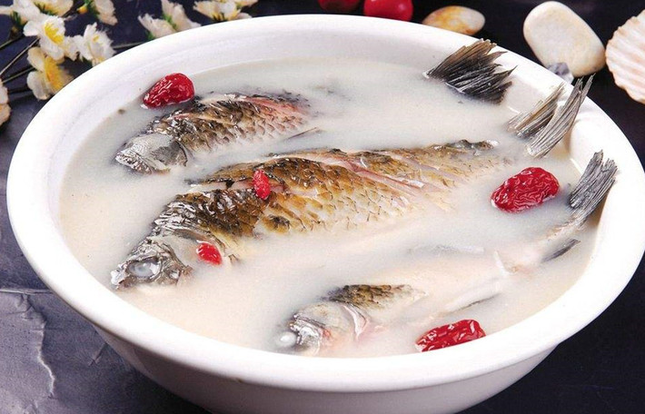 Khi canh cá được bê lên, vốn là chân mệnh thiên tử quen ăn sơn hào hải vị nên khi vừa ngửi thấy mùi canh cá tanh xộc lên mũi Càn Long muốn từ chối. Nhưng lúc đó vừa đói vừa mệt, chân tay đã run, mắt đã hoa nên đành liều đỡ bát canh từ tay chủ nhà, nín thở uống một hơi.