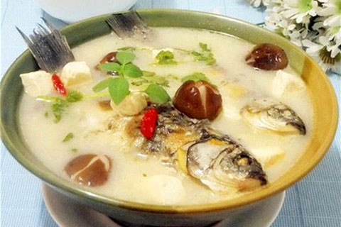Sau khi về cung, hàng ngày chán cao lương mĩ vị phát ngán nên nhớ đến món canh cá của người chủ thuyền xưa kia liền sai đầu bếp nấu món canh cá chép. Càn Long rất thích canh cá chép dân dã vì ăn xong tinh thần luôn sảng khoái.