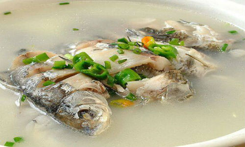 Tương truyền khi đi tuần thú Giang Nam, có một lần hoàng đế Càn Long và đoàn tùy tùng bị thất lạc. Lúc đó vừa đói vừa mệt, vừa khát ông đi ngang qua một bờ sông thì đến đường cụt. Đang lúc vô cùng lo lắng ông nhìn xa thấy một thuyền chài trên sông nên đành bước đến nhờ vả đôi vợ chồng ngư dân.