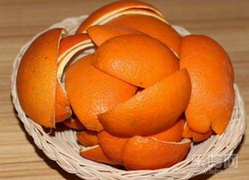 Vỏ cam chứa một lượng nhất định chất xenlulo và pectin, giúp thúc đẩy sự vận động của dạ dày và ruột, có lợi cho quá trình tiêu hóa. Sau khi ăn cơm, bạn có thể uống một cốc nước vỏ cam hoặc khi nấu ăn cho thêm chút vỏ cam vào các món ăn sẽ có lợi cho dạ dày tiêu hóa thức ăn tốt hơn. Ảnh: leha.