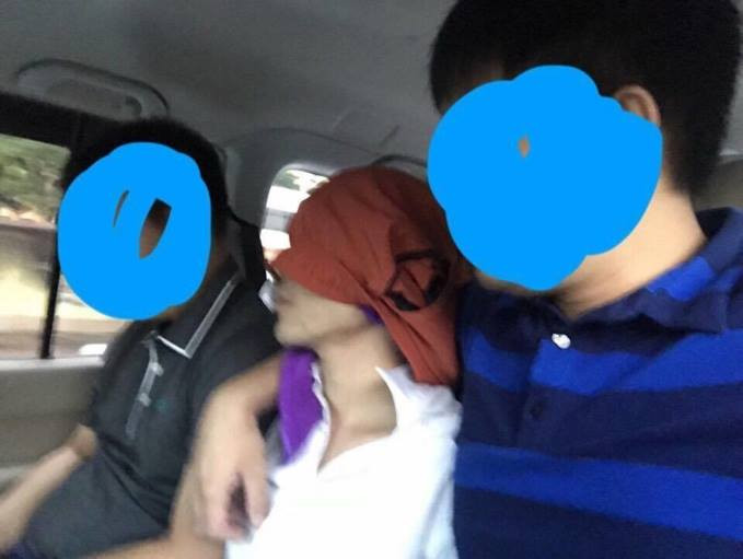 Ông Đặng Xuân Xã, người dân khu phố Hóp cho biết: “Thời điểm đó, tôi đang ở nhà, chạy ra thì thấy mấy người đi xe máy đang tìm cách khống chế người trong chiếc taxi. Khi đó có hai đồng chí đứng hai bên cửa gõ vào xe ra hiệu mở cửa. Sau đó, có đồng chí rút súng bắn thị uy thì người ngồi trong xe nằm ngả ra. Có đồng chí mở được cửa, nhưng người thanh niên trong xe giãy đạp. Đồng chí khác phải dùng chân lôi ra ngoài và ấn đối tượng nằm sấp xuống đất và khống chế đưa đi”. Nguồn ảnh: MTG