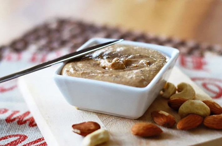 Bơ hạnh nhân: Hai muỗng canh bơ đậu phộng hoặc bơ hạnh nhân có thể chứa đến 8 gram protein, làm cho chúng thành một thành phần hoàn hảo cho một bữa ăn nhẹ chứa đầy chất đạm.