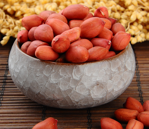 Hơn nữa, bản thân lạc chứa hàm lượng tinh dầu tương đối lớn, khi rang lạc dưới nhiệt độ cao càng khiến hàm lượng dầu tăng cao. Ảnh: qbaobei.
