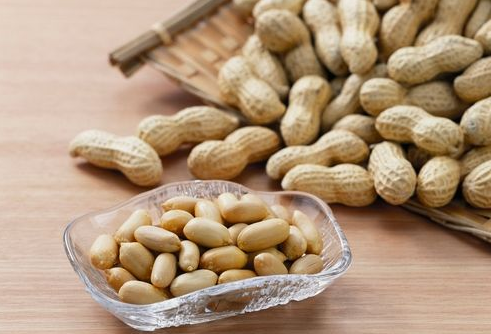 Lạc ngâm giấm trị huyết áp cao: Cho lạc nhân vào bình thủy tinh đổ ngập giấm ngâm khoảng 1 tuần là dùng được. Hàng ngày mỗi bữa sáng tối ăn khoảng 10 hạt là được. Ảnh: qbaobei.
