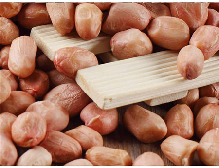 Lạc nhân hầm cá diếc giảm phù thũng: nguyên liệu: cá diếc to 1 con, lạc nhân 60 g. Cách làm: nguyên liệu làm sạch cho vào nấu cùng với lửa nhỏ cho thật mềm, thêm chút rượu trắng để khử mùi tanh của cá. Chăm chỉ ăn món canh này vừa bổ dưỡng vừa giúp giảm hiệu quả chứng phù thũng. Ảnh: qbaobei.