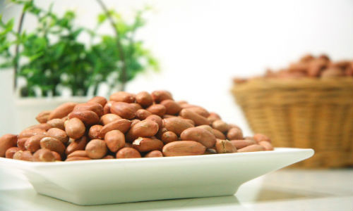 Cách ăn lạc thông dụng nhất là rang, làm muốn vừng hoặc giã nấu canh. Tuy nhiên, chính những cách chế biến này đã làm hỏng lượng dinh dưỡng giàu có trong lạc. Ảnh: sc115.