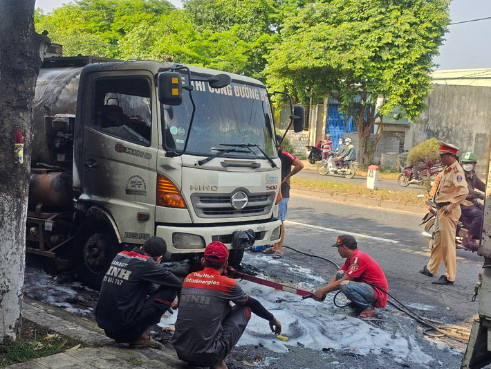 Lực lượng chức năng đang hỗ trợ cẩu tải phương tiện.