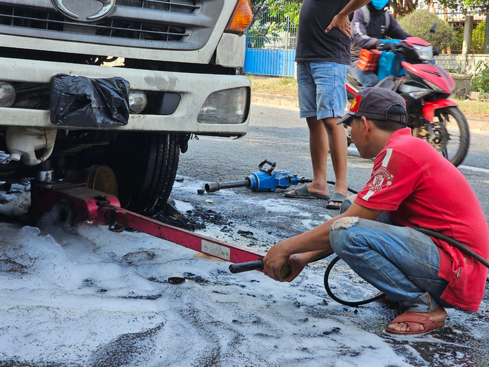 Bọt chữa cháy còn lênh láng khắp nơi.