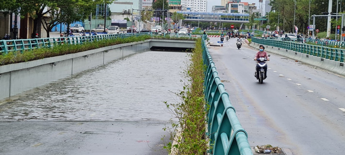 Sau 5 năm vận hành, tình trạng ngập nước tại hầm chui Điện Biên Phủ do Tập đoàn Thuận An thi công vẫn tái diễn nhiều lần và người dân lại thấp thỏm mỗi khi lưu thông qua hầm khi mưa lớn.
