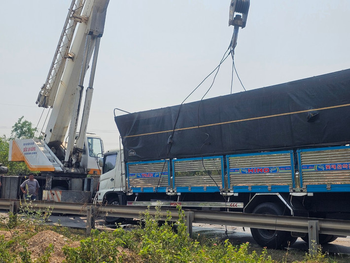 Rất may, thời điểm xảy ra vụ việc là sáng sớm, phương tiện lưu thông trên đoạn đường này khá vắng.