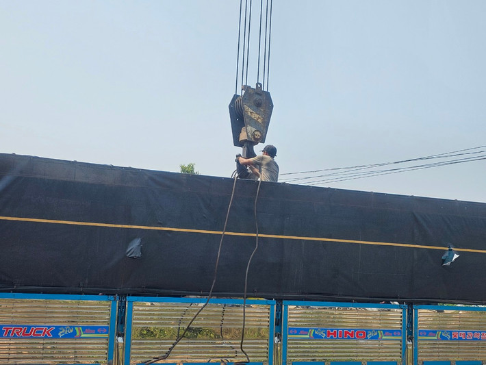 Nhận được tin báo, lực lượng chức năng đã đến phân luồng, điều tiết giao thông đồng thời điều động phương tiện hỗ trợ cẩu tải.