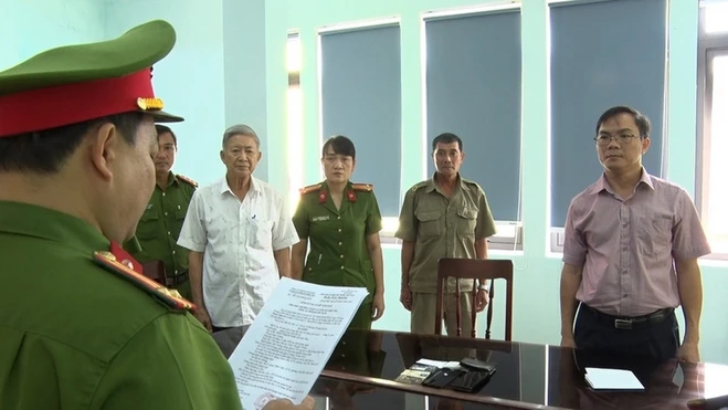 Ngoài ra, cơ quan công an còn khởi tố bị can Trần Thạch Nam (46 tuổi), là Phó Trưởng phòng quản lý Tài nguyên và Môi trường, Ban Quản lý KKT Dung Quất và các KCN Quảng Ngãi.