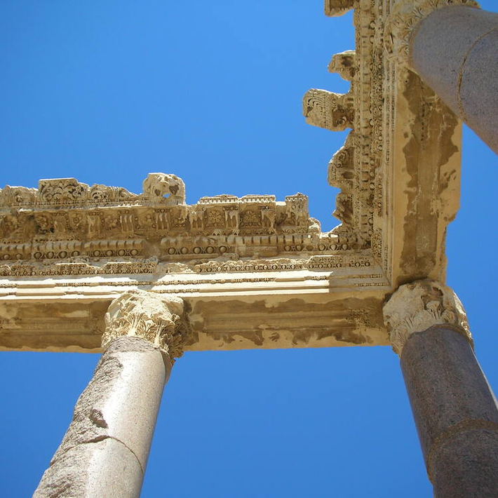 Mặc dù thường được coi là công trình của La Mã cổ đại, Baalbek có nguồn gốc từ một nền văn minh lâu đời hơn, có thể là sự kết hợp giữa Phoenicia và La Mã. Điều này làm nên một phần của sự độc đáo và bí ẩn của nó.