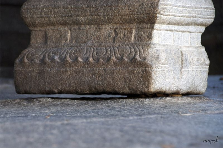 Cột đá này nằm ở đền thờ Veerbhadra, nổi tiếng với tranh khảm bích và tượng điêu khắc từ thế kỷ 16.