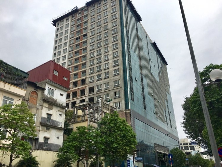 Ngoài ra, UBND TP Hà Nội còn đề nghị TP giao các Sở Xây dựng, Lao động – Thương binh và Xã hội, Tài chính phối hợp, hướng dẫn UBND quận Ba Đình trong quá trình thi công tháo dỡ, tạm ứng, thanh quyết toán chi phí tháo dỡ công trình sai phạm.