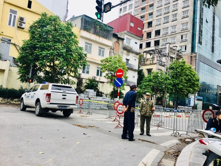 Quận Ba Đình cũng kiến nghị UBND TP Hà Nội cho phép chỉ định thầu đơn vị thi công tháo dỡ là Công ty CP đầu tư xây dựng dân dụng Bắc Nam, giao Công an TP Hà Nội phối hợp, hỗ trợ công tác cưỡng chế để xử lý giai đoạn 2 công trình 8B Lê Trực.