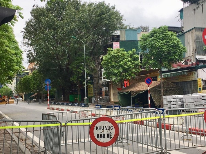 Tại khu vực của toà nhà 8B Lê Trực có nhiều phương tiện, thiết bị đã được tập kết để chuẩn bị cho việc phá dỡ giai đoạn 2 tòa nhà này.