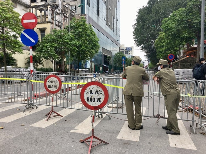 Trước đó, tại buổi làm việc với TP Hà Nội vào ngày 20/4, Thủ tướng Nguyễn Xuân Phúc yêu cầu TP Hà Nội không để công trình 8B Lê Trực kéo dài đến gần 10 năm mà chưa xử lý xong.